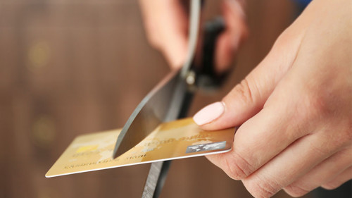 Frau-zerschneidet-Kreditkarte-2018-123310411-FO-Africa-Studio