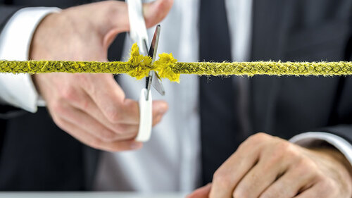 Anzugtraeger-zerschneidet-Seil-57834967-FO-Gajus