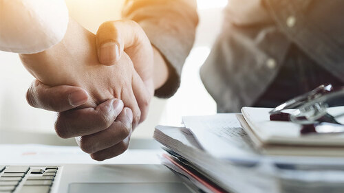 Handshake-177596691-FO-Natee-Meepian