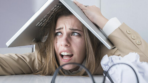 Frau-Laptop-verzweifelt-172432170-FO-alex-pin