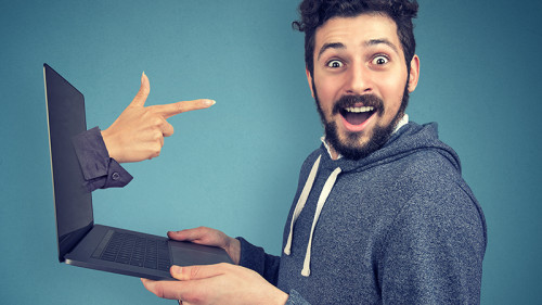 Hand-aus-Laptop-194503921-FO-pathdoc