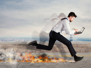 Anzugtraeger-sprintet-mit-Laptop-137144633-FO-alphaspirit