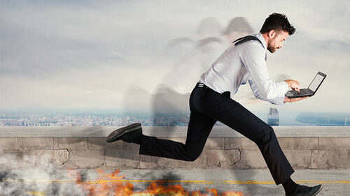 Anzugtraeger-sprintet-mit-Laptop-137144633-FO-alphaspirit