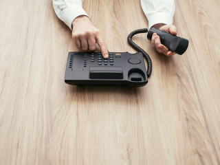 Anzugtraeger-Telefon-waehlen-113958345-FO-stokkete