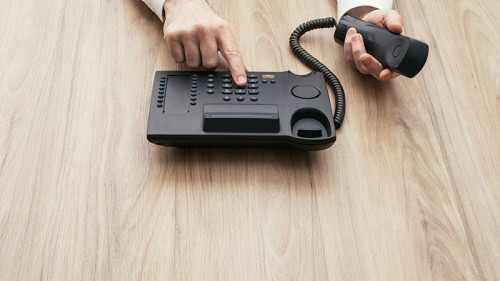 Anzugtraeger-Telefon-waehlen-113958345-FO-stokkete