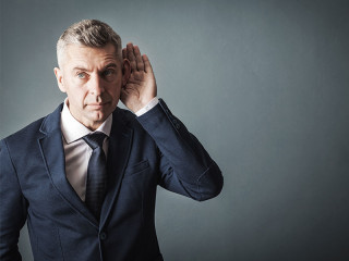 Anzugtraeger-horcht-141499863-FO-igorp17