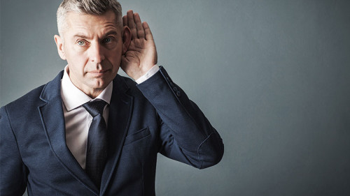 Anzugtraeger-horcht-141499863-FO-igorp17