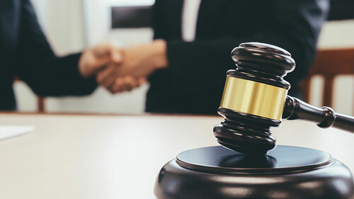 Handshake-Richterhammer-197913333-FO-ijeab