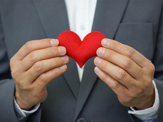 Anzugtraeger-Herz-103293017-FO-weerapat1003