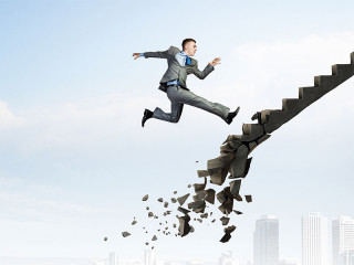 Anzugtraeger-zerfallende-Treppe-98043269-FO-Sergey-Nivens