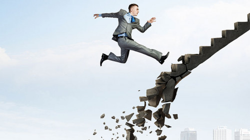 Anzugtraeger-zerfallende-Treppe-98043269-FO-Sergey-Nivens