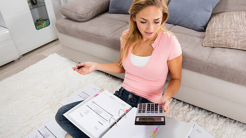 Frau-Taschenrechner-133154198-FO-Andrey-Popov