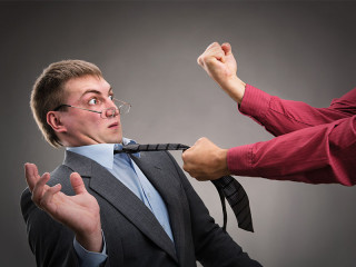 Anzugtraeger-Handgreiflichkeit-58613656-FO-Nomad-Soul