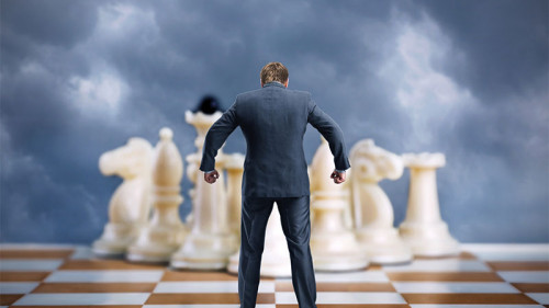 Anzugtraeger-gegen-Schachfiguren-108801540-FO-Nomad-Soul