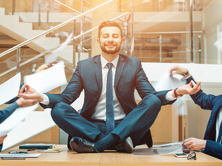 Anzugtraeger-meditiert-auf-Tisch-171854777-FO-alfa27