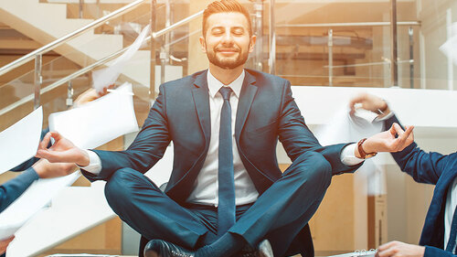 Anzugtraeger-meditiert-auf-Tisch-171854777-FO-alfa27