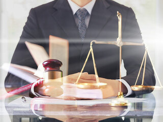 Anzugtraeger-Waage-Hammer-Buch-143215134-FO-BillionPhotos-com