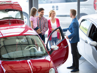 Familie-Autohaendler-93387078-FO-luckybusiness