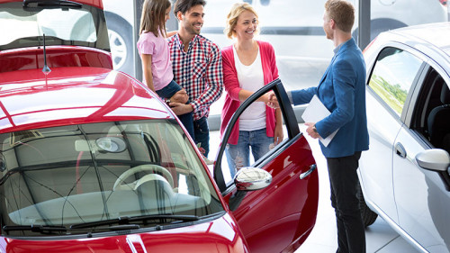 Familie-Autohaendler-93387078-FO-luckybusiness