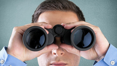 Anzugtraeger-Fernglas-116699207-FO-BillionPhotos-com