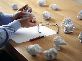 Anzugtraeger-zerknuellt-Papier-48948054-FO-Brian-Jackson