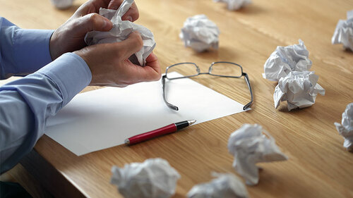 Anzugtraeger-zerknuellt-Papier-48948054-FO-Brian-Jackson