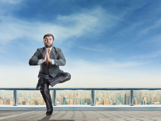 Anzugtraeger-Sonnengruß-81802991-FO-Nomad-Soul