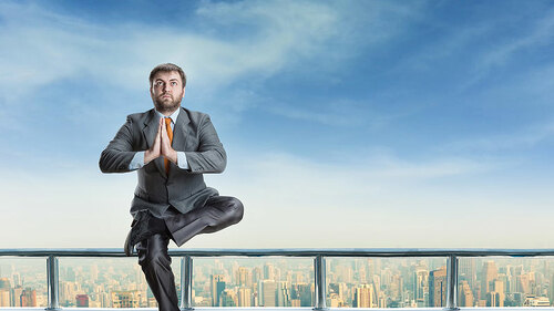 Anzugtraeger-Sonnengruß-81802991-FO-Nomad-Soul