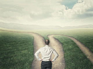 Anzugtraeger-Weg-Kurve-122038948-FO-tiero