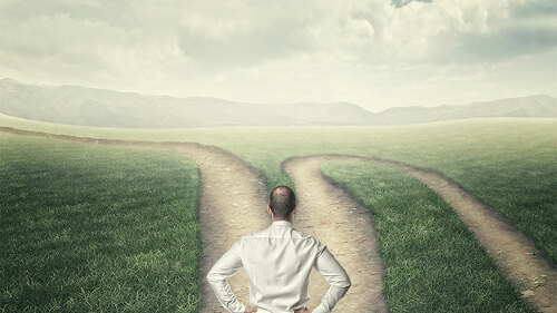 Anzugtraeger-Weg-Kurve-122038948-FO-tiero