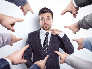 Finger-zeigen-auf-Anzugtraeger-189837264-FO-photoschmidt