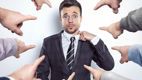 Finger-zeigen-auf-Anzugtraeger-189837264-FO-photoschmidt