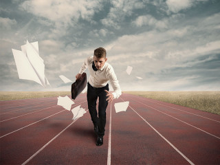 Anzugtraeger-rennt-49685740-FO-alphaspirit