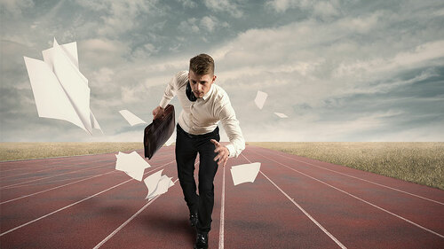 Anzugtraeger-rennt-49685740-FO-alphaspirit