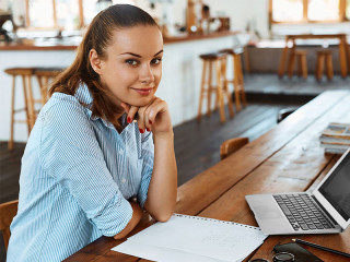 Frau-Laptop-108446282-FO-puhhha