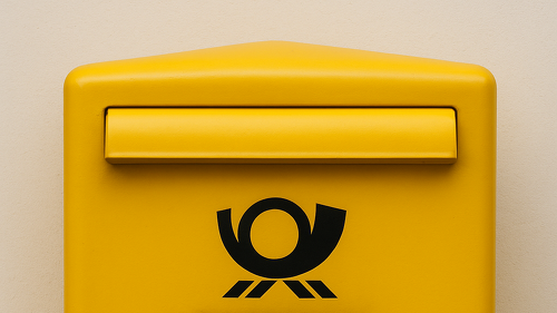 Die Deutsche Post plant ab 2027 eine deutliche Portoerhöhung. Wegen sinkender Briefmengen und steigender Kosten prüft die Bundesnetzagentur höhere Preise für Standardbriefe und Postkarten.