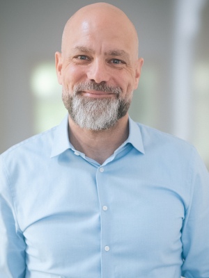 Alexander Siegmund ist ausgewiesener Experte für betriebliche Altersversorgung. Er ist Gründer und Geschäftsführer der KPM Pensions & Benefits GmbH und gestaltet seit über 25 Jahren die Branche aktiv mit – als Rentenberater, Betriebswirt bAV und Master of Pension Management.