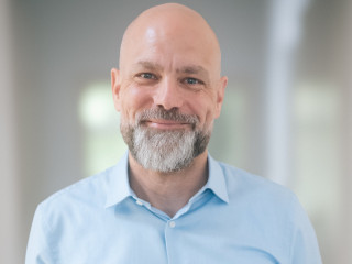 Alexander Siegmund ist ausgewiesener Experte für betriebliche Altersversorgung. Er ist Gründer und Geschäftsführer der KPM Pensions & Benefits GmbH und gestaltet seit über 25 Jahren die Branche aktiv mit – als Rentenberater, Betriebswirt bAV und Master of Pension Management.