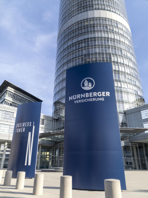 Frontansicht auf den Business Tower in Nürnberg.