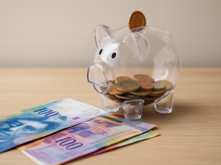 Auch in der Schweiz klaffen Wunsch und Wirklichkeit beim Sparverhalten auseinander.