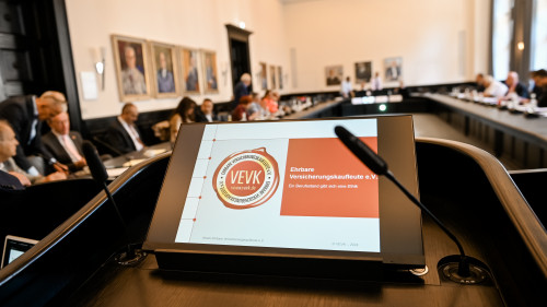 Der Verein ehrbarer Versicherungskaufleute e. V. (VEVK) das „Jahr der 1. Tugend“ aus.