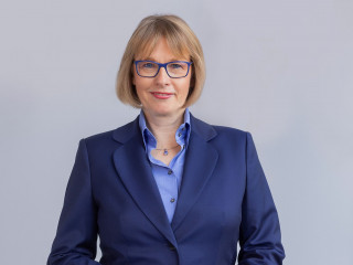 Der Provinzial Konzern hat den Vertrag mit Sabine Krummenerl, Vorständin Komposit, Rückversicherung & Makler, mit Wirkung zum 1. August 2026 um weitere zwei Jahre verlängert.