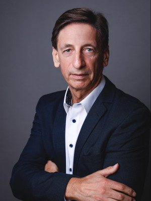 Rolf Klein ist Ökonom, Publizist und zertifizierter Finanzplaner und hat das Sachbuch „Dein Eigentum im Fadenkreuz“ veröffentlicht.