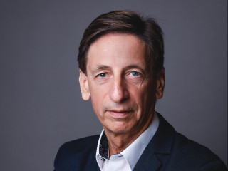 Rolf Klein ist Ökonom, Publizist und zertifizierter Finanzplaner und hat das Sachbuch „Dein Eigentum im Fadenkreuz“ veröffentlicht.