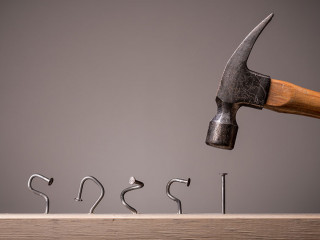 Der Arbeitsmarkt in Deutschland zeigt im Herbst 2025 kaum Erholung.