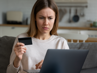 Beim Online-Shopping fühlen sich viele Menschen unzureichend geschützt, zeigt der Verbraucherreport 2025.