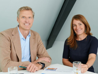 LV 1871-Vorstand Hermann Schrögenauer und Prof. Dr. Julia Pitters, Professorin für Wirtschaftspsychologie mit Schwerpunkt Finanz-Psychologie an der IU Internationalen Hochschule.