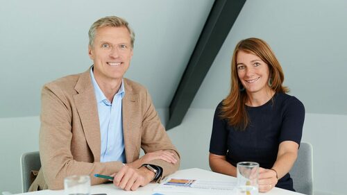 LV 1871-Vorstand Hermann Schrögenauer und Prof. Dr. Julia Pitters, Professorin für Wirtschaftspsychologie mit Schwerpunkt Finanz-Psychologie an der IU Internationalen Hochschule.