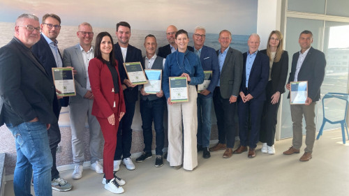 Die Teilnehmenden freuen sich über die Zertifizierung (v.l.n.r.: Torsten Koch (Vertrieblicher Produktkoordinator Concordia Versicherung), Markus Hußmann (Concordia Generalagentur), Steffen Schuster (Leiter Ausschließlichkeitsorganisation Concordia Versicherung), Julia Palte (Vertriebsvorständin Concordia Versicherung), Ben Ewald (Concordia Hauptagentur), Hendrik Katzke (Concordia Hauptagentur), Agentur Nils vom Felde (Concordia Generalagentur), Meike Lingies (Concordia Service-Büro), Thorsten May (Concordia Generalagentur), Roland Räcker (Nachhaltigkeitsbeauftragter Concordia Versicherung), Prof. Dr. Wagner (Professor Universität Leipzig), Juliane Bormann (Geschäftsführerin V.E.R.S. Leipzig), Georg Hofmeister (Concordia Geschäftsstelle))