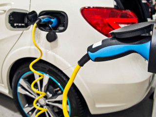 Der Arbeitgeber kann Stromkosten, die der Arbeitnehmer beim Laden eines betrieblichen Elektrofahrzeugs zu Hause selbst trägt- unter bestimmten Voraussetzungen, steuerfrei erstatten (§ 3 Nr. 50 EStG).